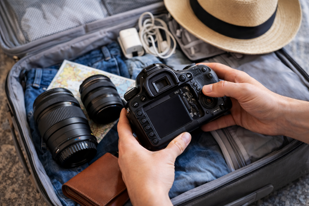 블로그 주인의 의도를 담아 AI로 생성된 캐리어 가방에 카메라와 렌즈를 담고 있는 사진