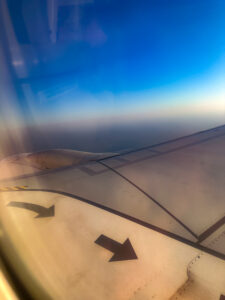 비행기 기내에서 찍은 파란 하늘의 사진입니다